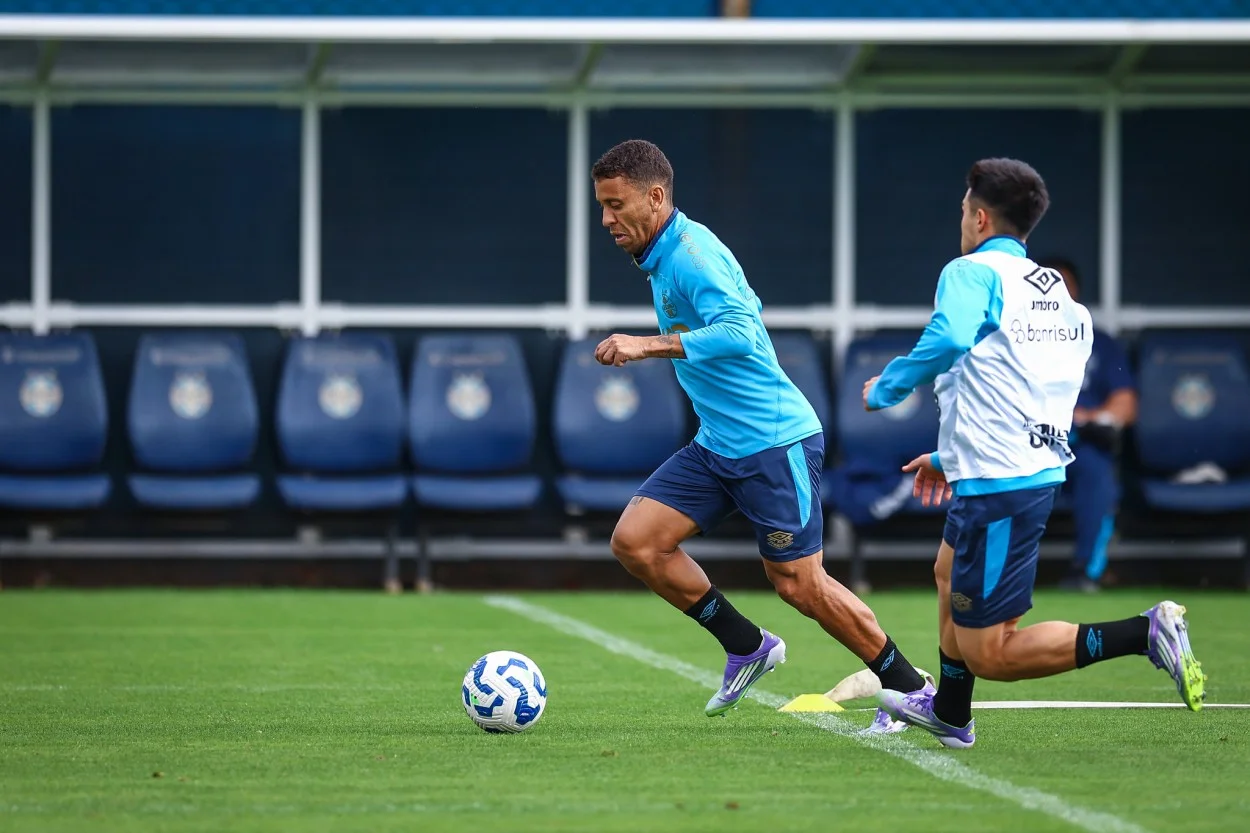 Marcos Rocha inicia treinos no Grêmio e pode estrear contra o Ceará no sábado Marcos Rocha treinando, CT do Grêmio