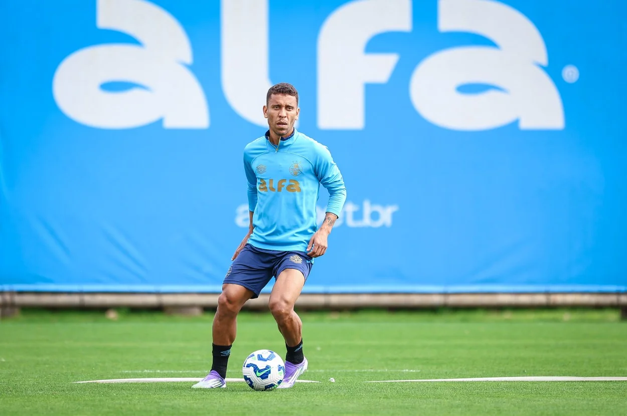 Marcos Rocha inicia treinos no Grêmio e pode estrear contra o Ceará no sábado Marcos Rocha treinando, CT do Grêmio