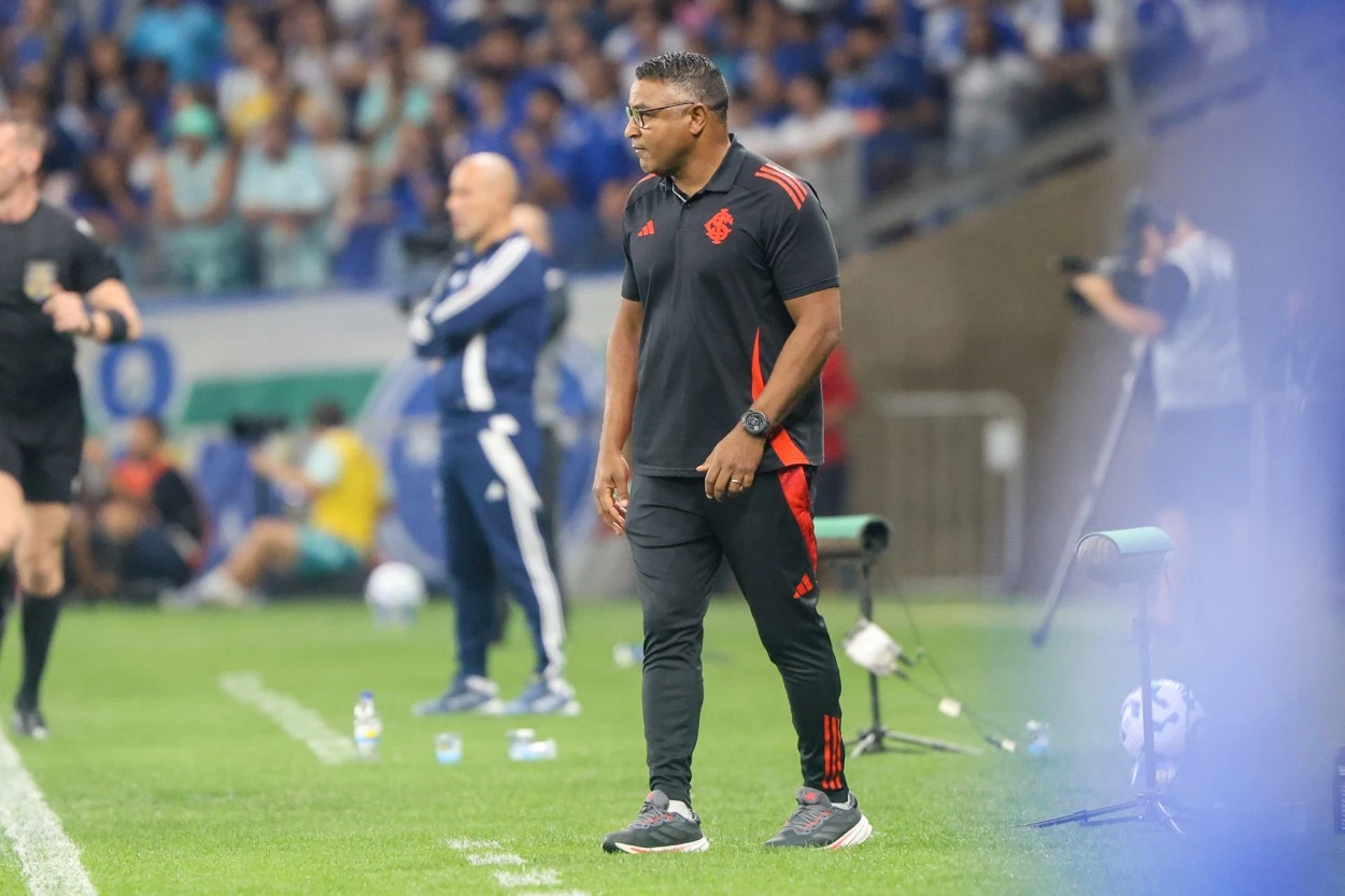 Mantido no cargo, Roger diz que não desistirá do trabalho no Inter: "Me sinto capaz" Roger Machado pelo Inter
