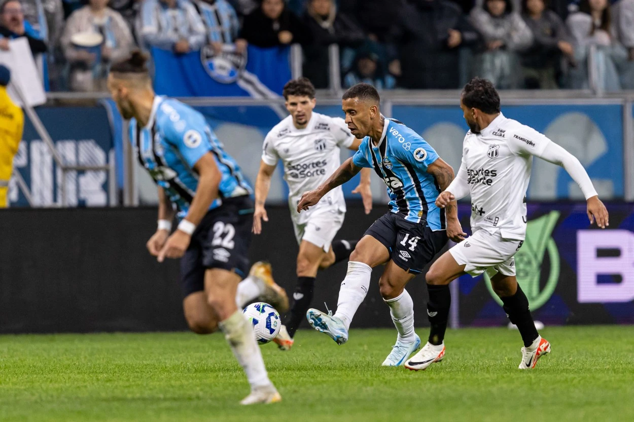 Destaque no Grêmio: Marcos Rocha leva troféu pra casa e comenta lance decisivo Marcos Rocha, em jogo válido pelo Brasileirão: Grêmio 0x0 Ceará