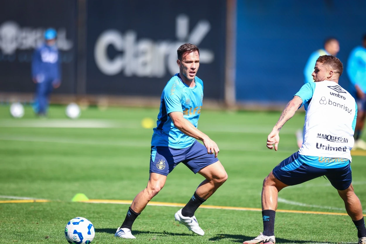Arthur viaja? Mano Menezes reforçará marcação no time do Grêmio contra o Flamengo Arthur treina no Grêmio