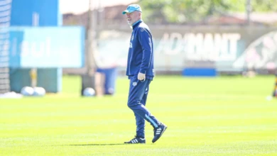 Guerra responde se Mano Menezes corre riscos no cargo após Flamengo x Grêmio Mano Menezes comanda o Grêmio