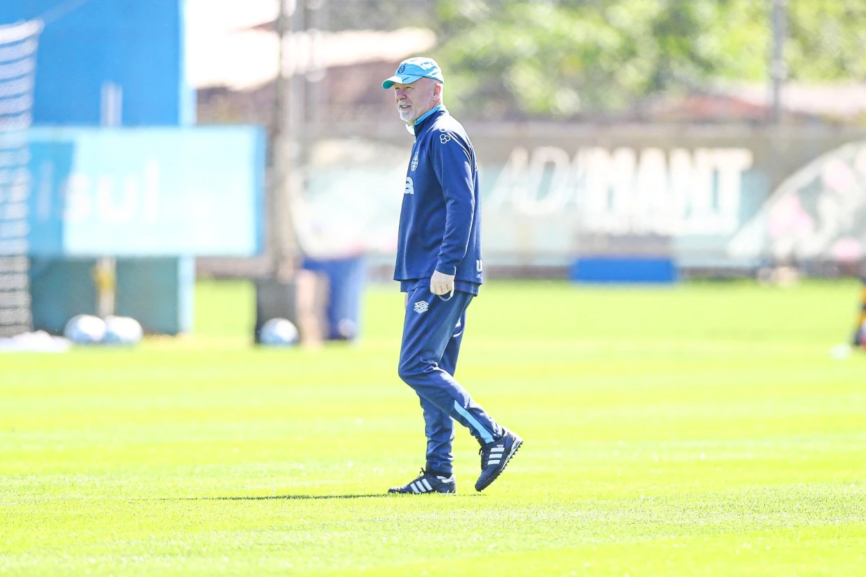 Guerra responde se Mano Menezes corre riscos no cargo após Flamengo x Grêmio Mano Menezes comanda o Grêmio