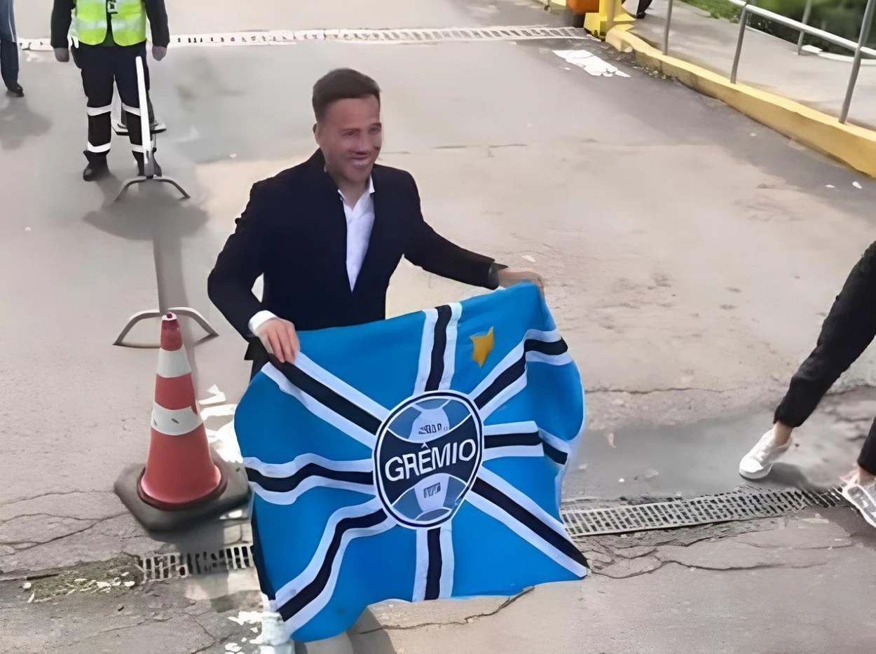 Em Porto Alegre, Arthur pega bandeira do Grêmio e abre sorriso aos torcedores Arthur segurando bandeira do Grêmio, em sua chegada no Aeroporto Salgado Filho em Porto Alegre