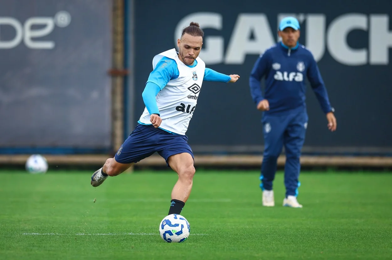 Braithwaite, jogador do Grêmio treinando no CT Luiz Carvalho