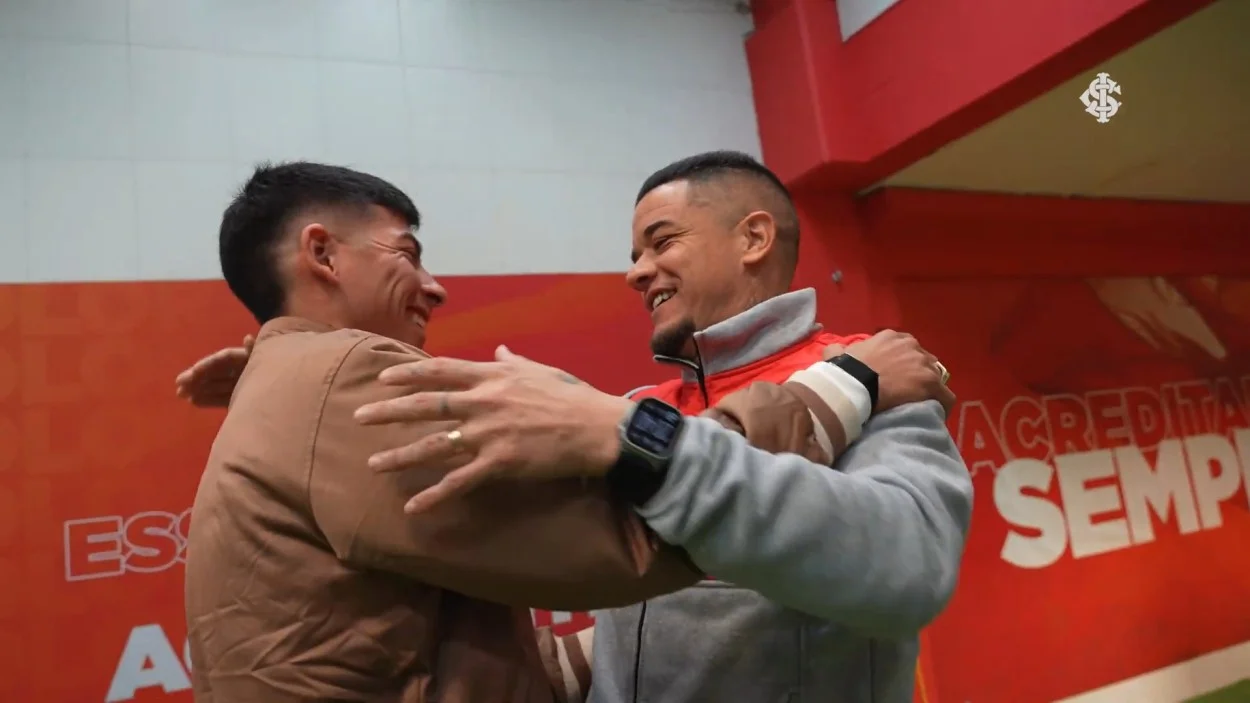 Alan Rodríguez chega ao Inter com discurso emocionante e negociação milionária D'Alessandro e Alan Rodríguez se encontram no primeiro dia do jogador no Inter