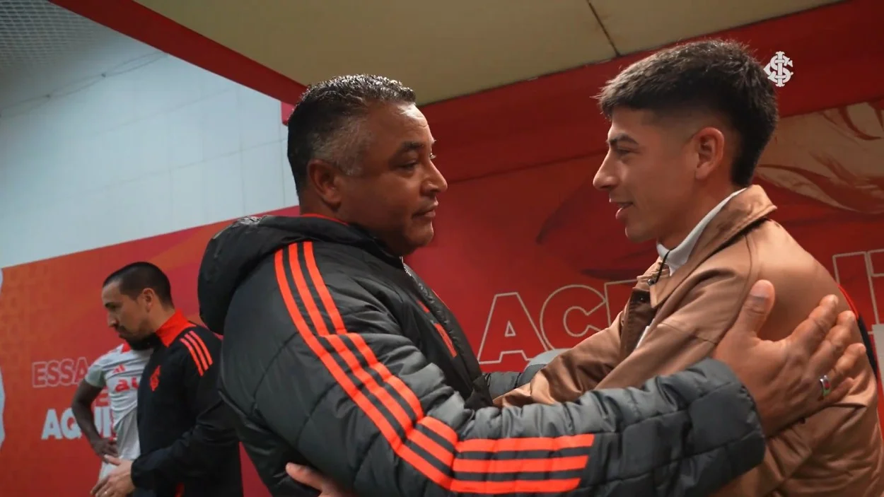 Alan Rodríguez chega ao Inter com discurso emocionante e negociação milionária Roger Machado e Alan Rodríguez se encontram no primeiro dia do jogador no Inter