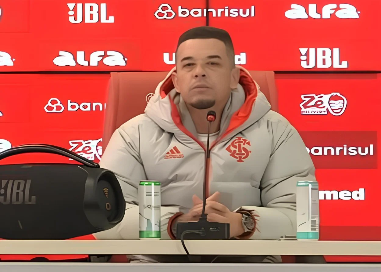 D’Alessandro quebra o silêncio e defende gestão do Inter em meio à chegada de Alan Rodríguez D'Alessandro em de apresentação do Alan Rodríguez, novo jogador do Inter