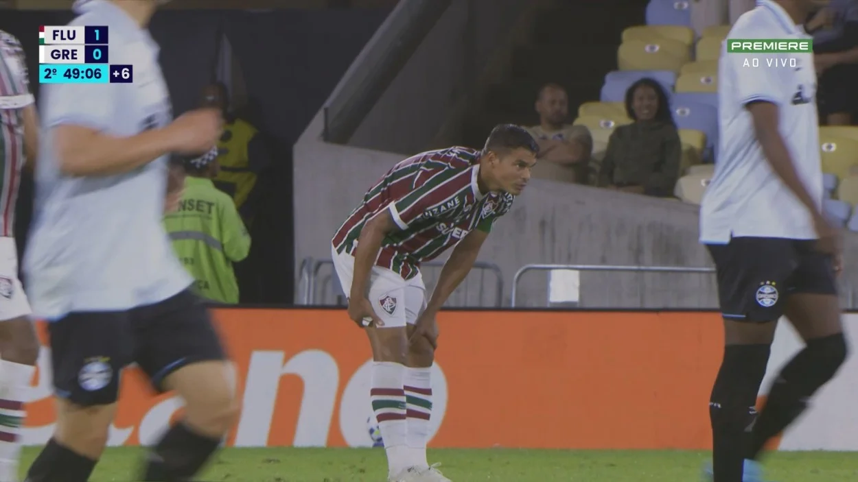 Irritado com o Grêmio, CCD diz que clube tirou Thiago Silva do jogo contra o Inter Thiago Silva, aparece com a mão na coxa, sinal de lesão contra o Grêmio no Maracanã. Será dúvida contra o Inter