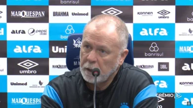 Grêmio tropeça no Maracanã e Mano Menezes dispara: “Sofremos um gol ridículo” Mano Menezes em Fluminense x Grêmio