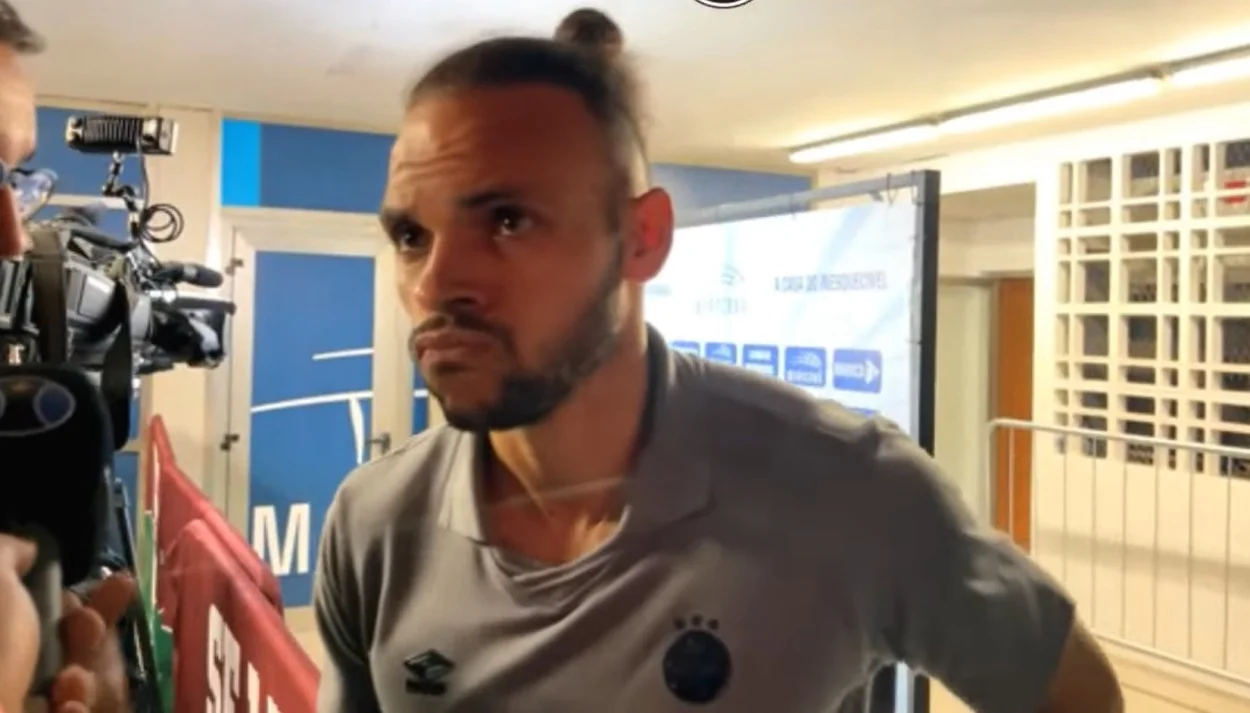 Braithwaite responde sobre caso de Amuzu e pede para Grêmio jogar sem "medo" Braithwaite, jogador do Grêmio, concede entrevista coletiva após a derrota por 1x0 contra o Fluminense, no maracanã. Foto: YouTube/Rádio Imortal
