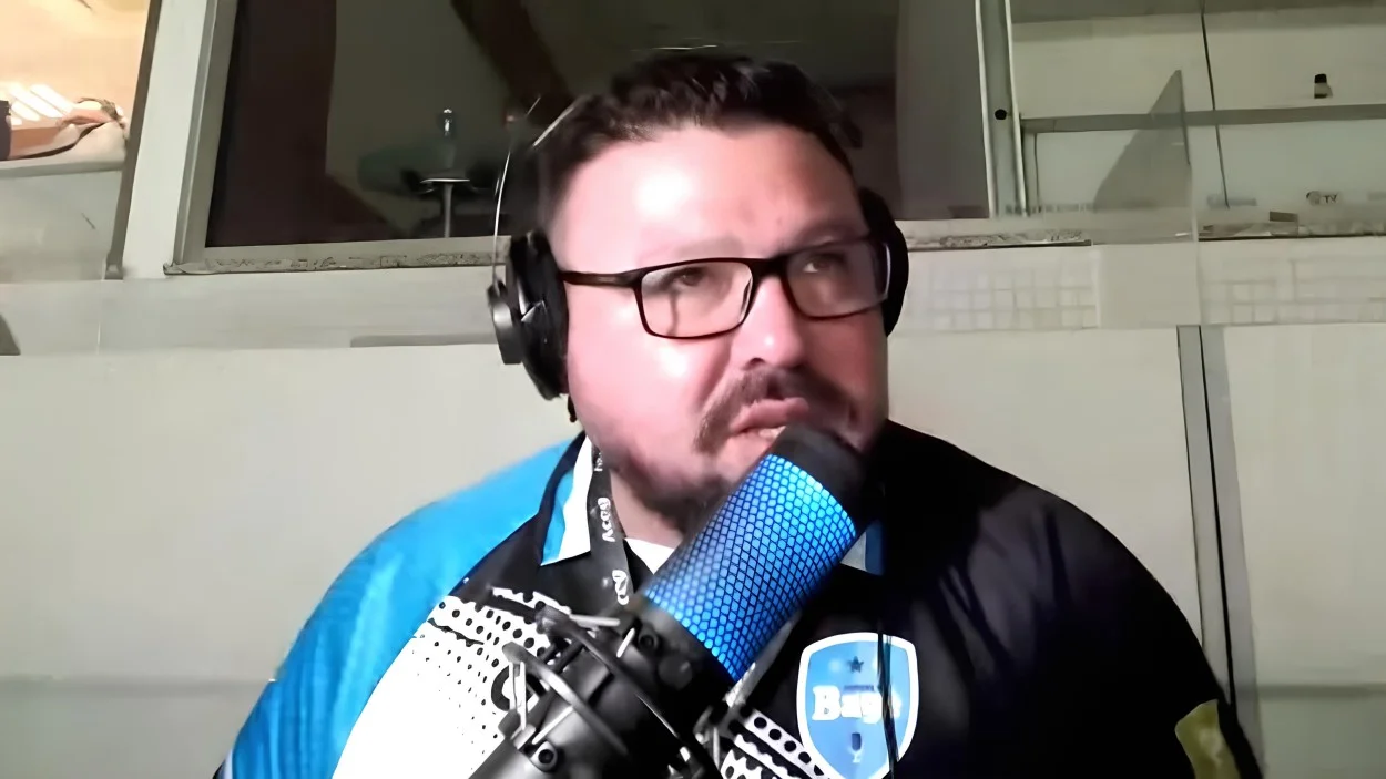 Bagé se explode após derrota e implora por mudança: “O Grêmio é melancólico” Alex Bagé, no Maracanã, comentando a derrota do Grêmio por 1x0 para o Fluminense