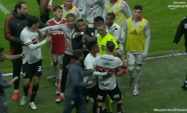 Roger Machado vai atrás de jogador do São Paulo e tenta tirar satisfações Roger Machado irritado