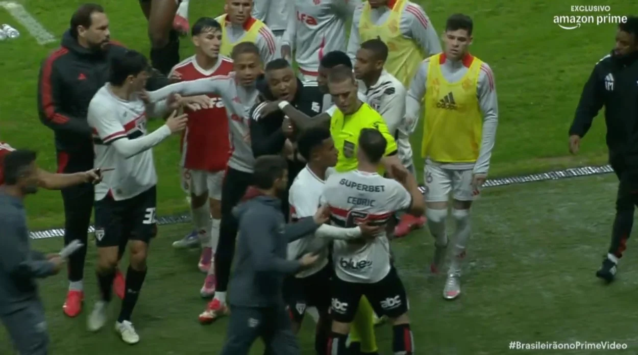 Roger Machado vai atrás de jogador do São Paulo e tenta tirar satisfações Roger Machado irritado