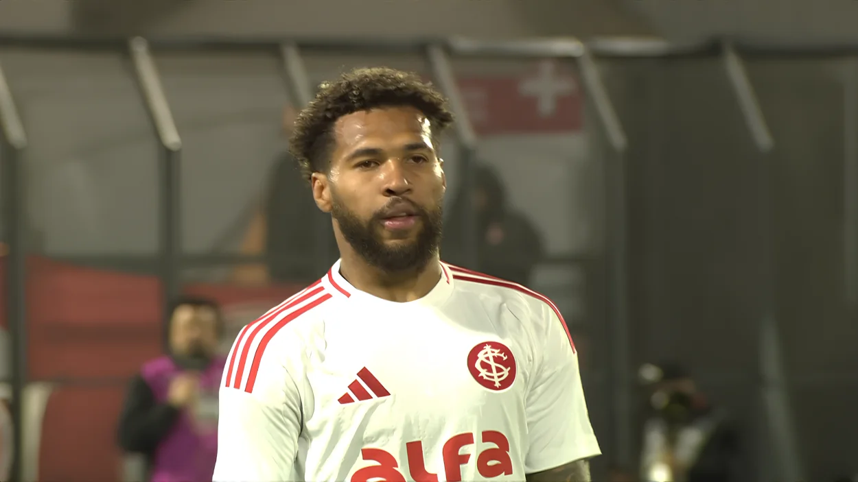 Roger elogia Wesley, mas cobra atenção de atacante do Inter após vitória sobre o Bragantino Wesley, em jogo do Inter contra o Bragantino