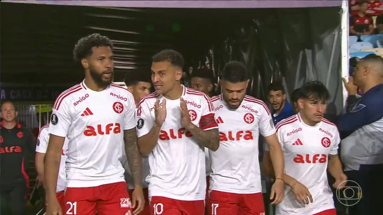 Inter vai poupar? Time titular pode ter mudanças contra o Flamengo Jogadores do Inter, no Maracanã, contra o Flamengo, pela Libertadores