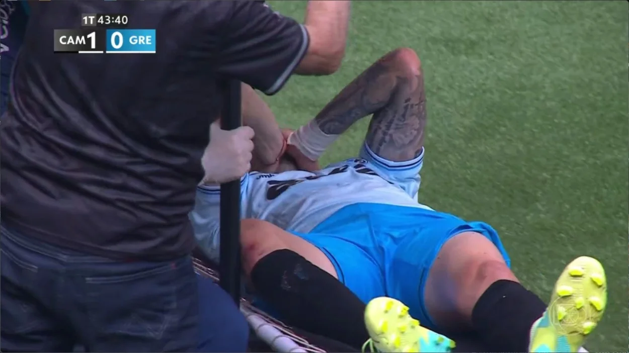 Lesão de Villasanti preocupa o Grêmio; volante deixa estádio de muletas Villasanti, jogador do Grêmio