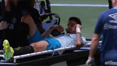 Lesão de Villasanti preocupa o Grêmio; volante deixa estádio de muletas Villasanti, jogador do Grêmio