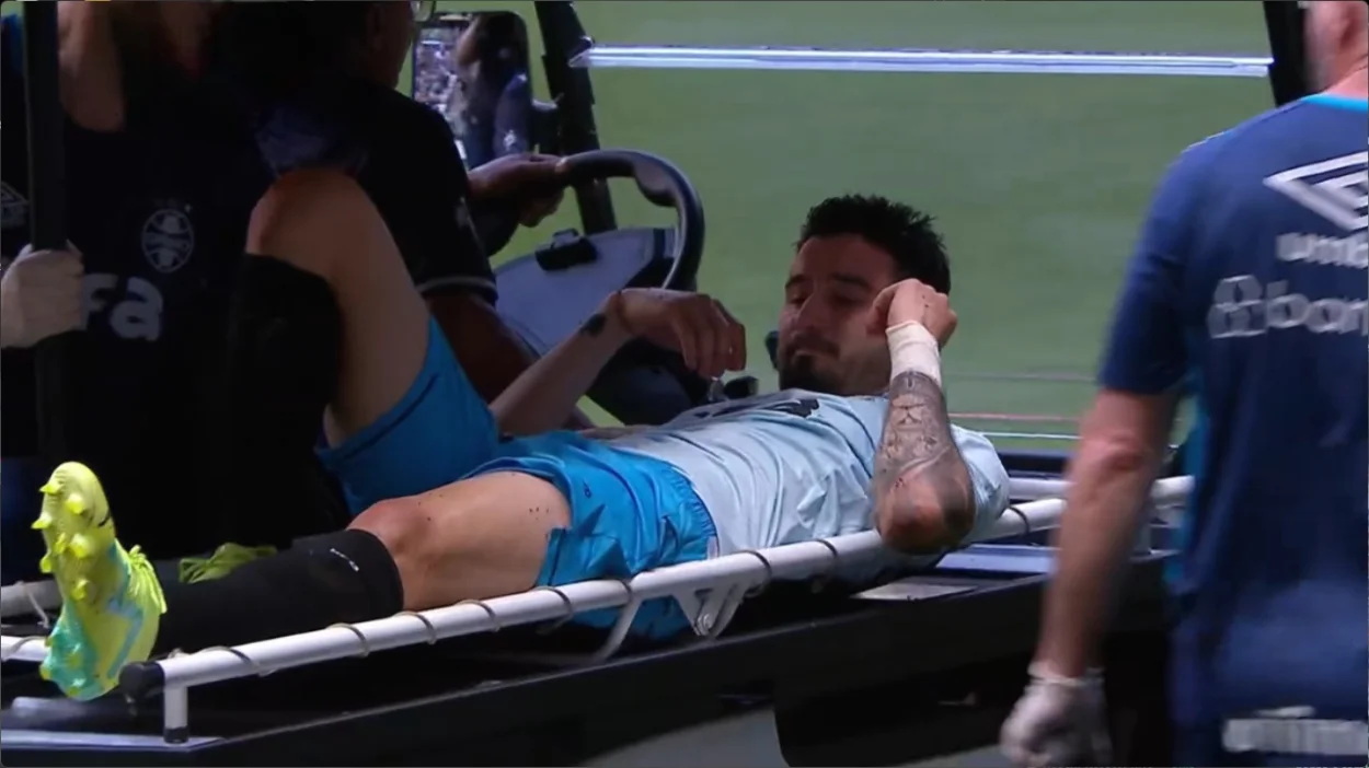 Lesão de Villasanti preocupa o Grêmio; volante deixa estádio de muletas Villasanti, jogador do Grêmio
