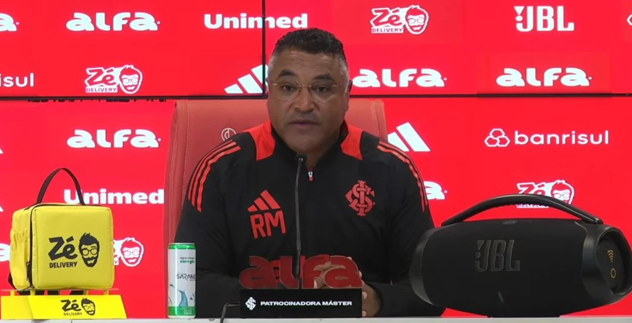 Roger Machado parabeniza Rafael Borré após gol pelo Inter e reacende dúvidas no ataque