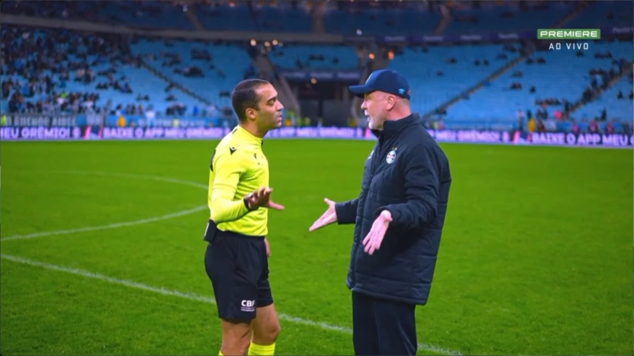 Mano Menezes cobra árbitro no centro do campo após lance polêmico em Grêmio x Ceará Mano Menezes conversando com árbitro do jogo
