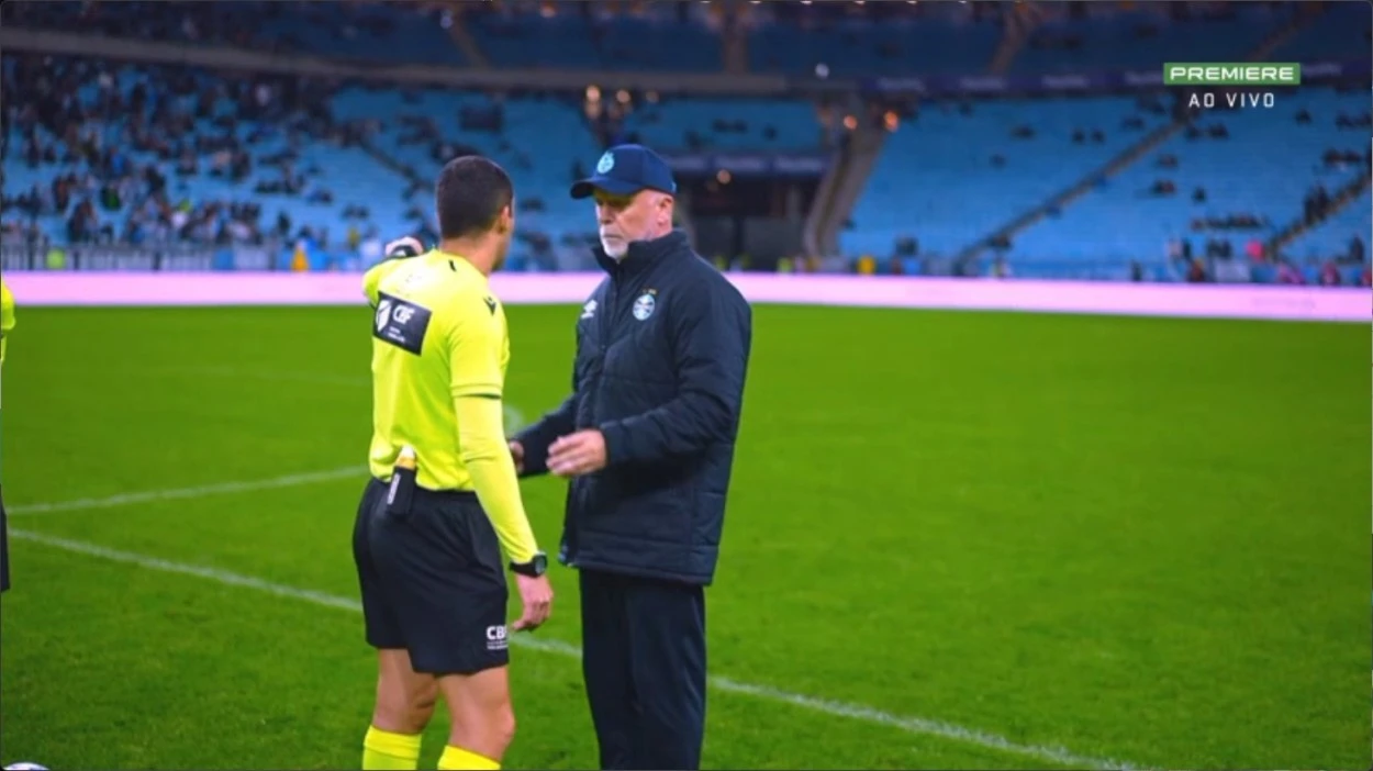 Mano Menezes cobra árbitro no centro do campo após lance polêmico em Grêmio x Ceará Mano Menezes conversando com árbitro do jogo