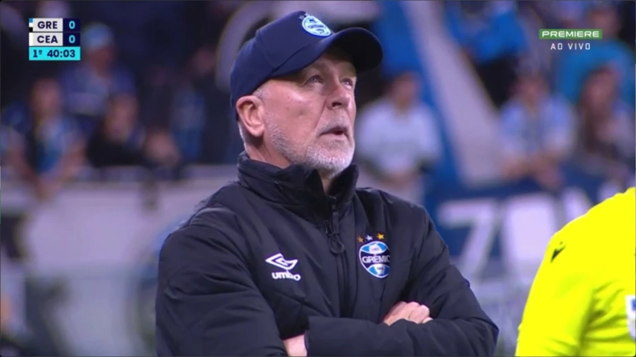 Mano Menezes minimiza vaias para Braithwaite e fala sobre Arthur: "Ótima notícia" Mano Menezes em Grêmio x Ceará