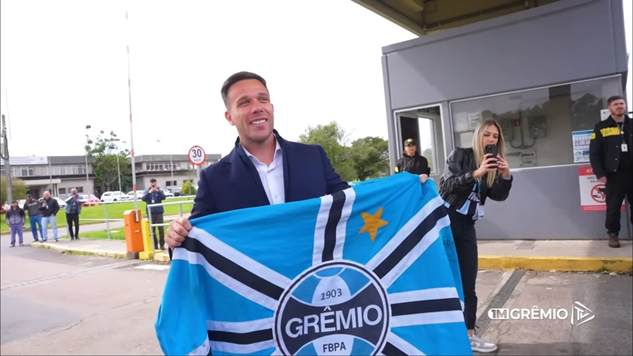 Grêmio marca data da apresentação oficial de Arthur; volante elogia Mano Menezes Arthur pelo Grêmio