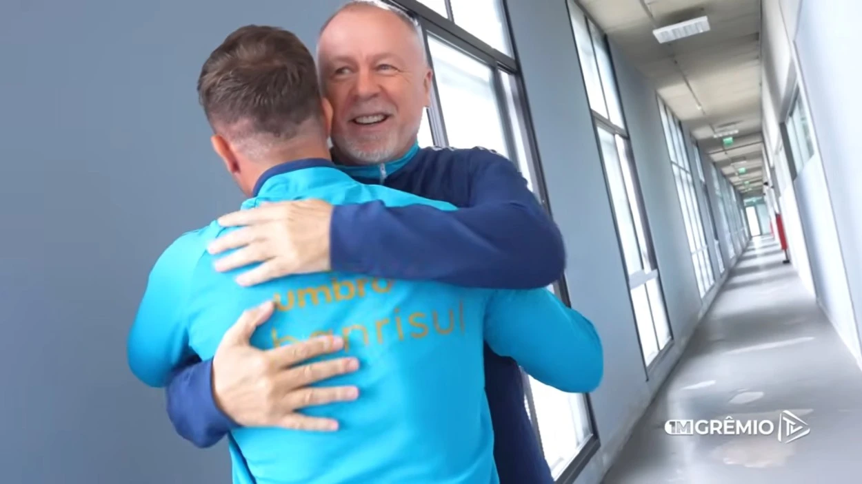 Mano Menezes deixa recado para Arthur no primeiro encontro no CT do Grêmio Arthur e Mano Menezes, nos corredores do CT do Grêmio