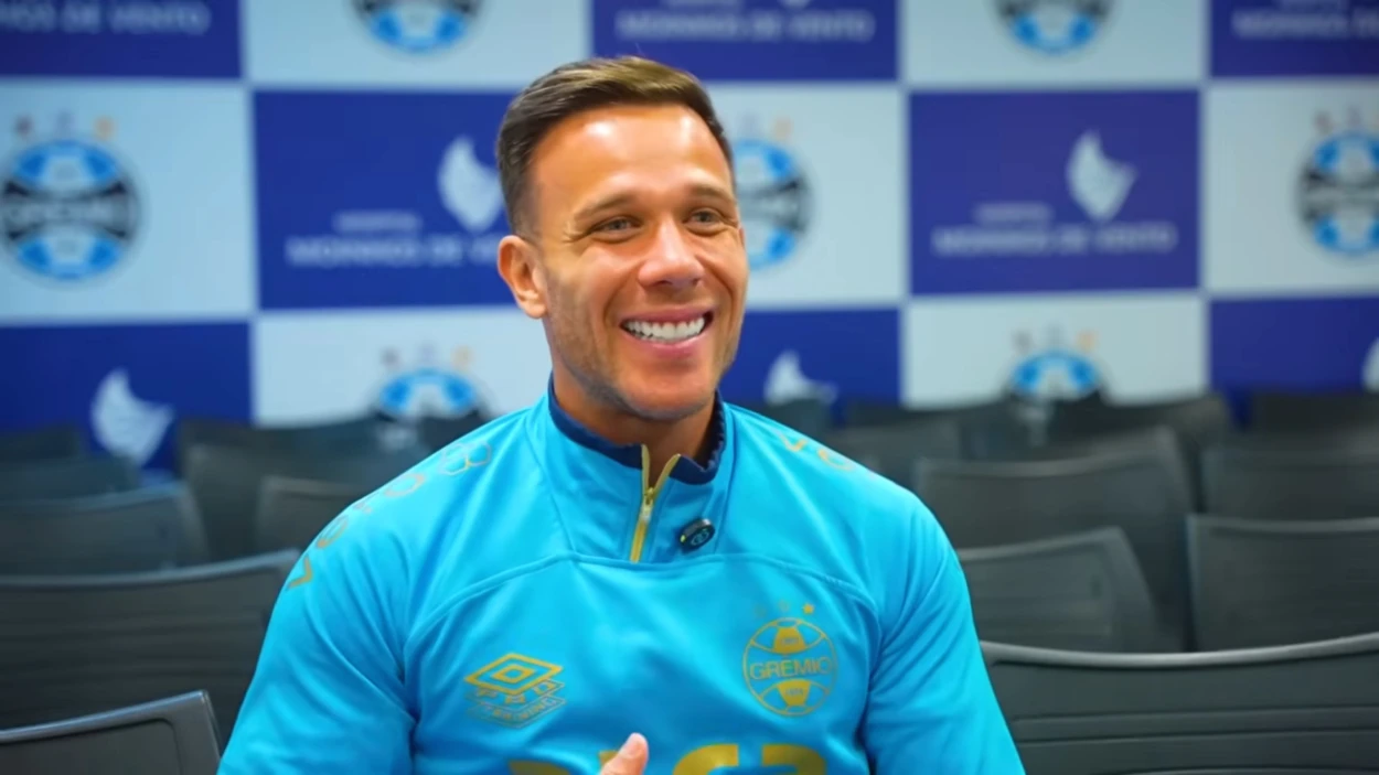 Grêmio explica contrato e anuncia oficialmente a chegada de Arthur: "Bati o pé para voltar" Captura de tela 28-08-2025 12.17.18 2-Photoroom