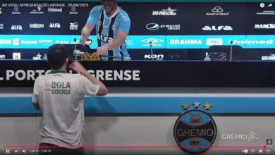 Arthur recebe coroa de "Rei" em homenagem e fica sem graça em coletiva de imprensa no Grêmio Arthur recebe coroa de rei em coletiva de apresentação no Grêmio