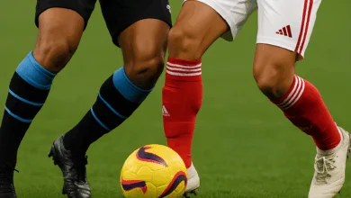 Quando o prêmio é o próprio espetáculo: sorteios que viram narrativa no mundo da bola Dois jogadores disputando uma bola
