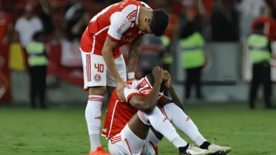 Marcado pela cavadinha no Inter, Robert Renan reforça clube brasileiro Robert Renan sentado no gramado com vergonha, após errar pênalti decisivo de cavadinha pelo Inter
