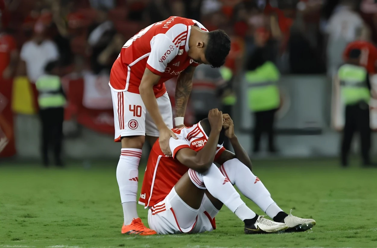 Marcado pela cavadinha no Inter, Robert Renan reforça clube brasileiro Robert Renan sentado no gramado com vergonha, após errar pênalti decisivo de cavadinha pelo Inter