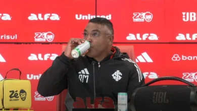 Roger explica discussão com rival e questiona repórter: "Fez enquete com 8 milhões?" Roger Machado pelo Inter