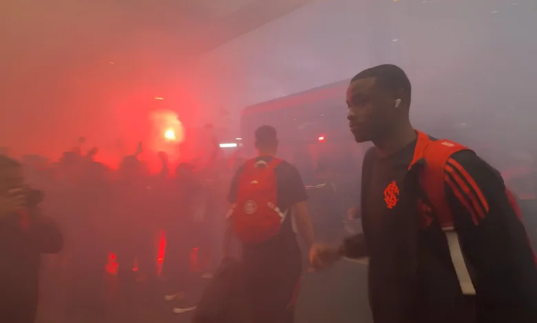 Ricardo Mathias desembarca no Rio de Janeiro com apoio do torcedor do Inter e com mini Ruas de Fogo.