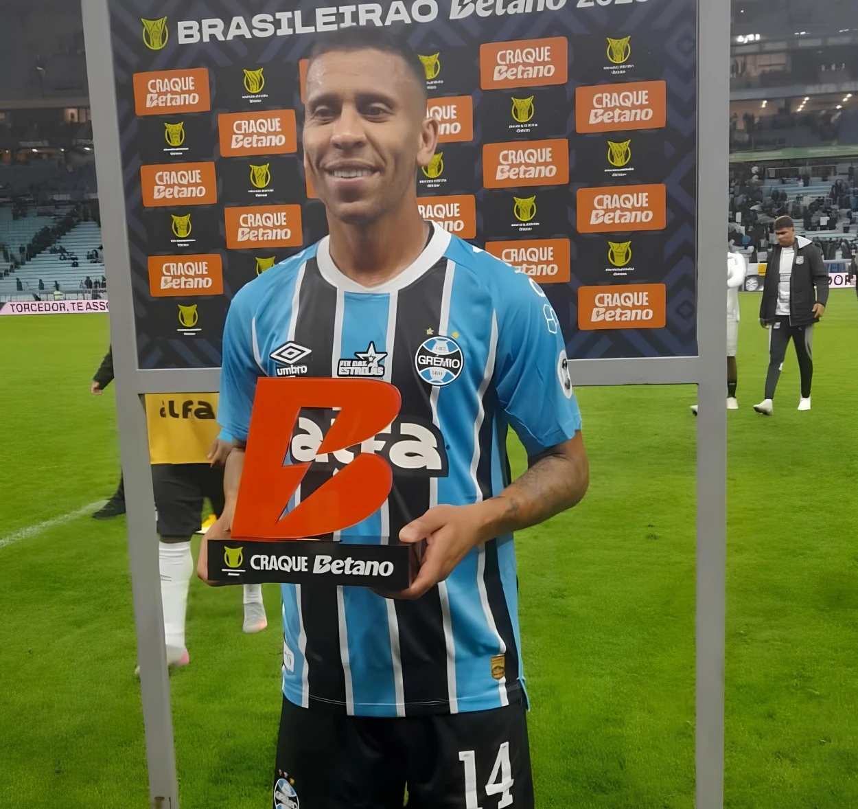 Destaque no Grêmio: Marcos Rocha leva troféu pra casa e comenta lance decisivo Marcos Rocha, em jogo válido pelo Brasileirão. Apesar de Grêmio 0x0 Ceará, o jogador foi o melhor em campo e levou o troféu pra casa