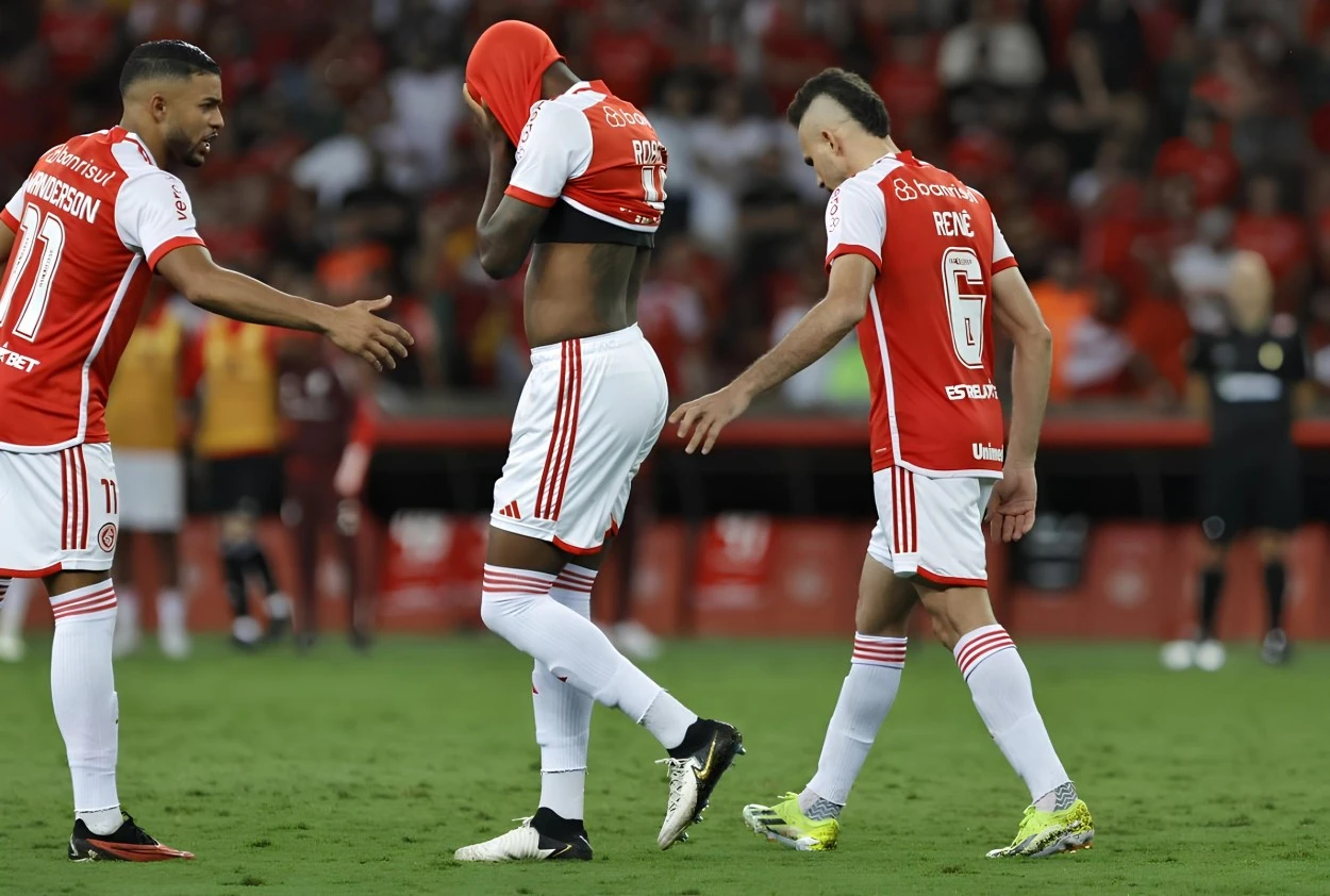 Marcado pela cavadinha no Inter, Robert Renan reforça clube brasileiro Robert Renan sentado no gramado com vergonha, após errar pênalti decisivo de cavadinha