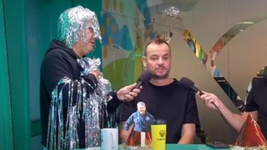 Identificado com o Grêmio, CCD se cobre de "papel picado" ao vivo e provoca Vaguinha CCD e Vaguinha Grêmio