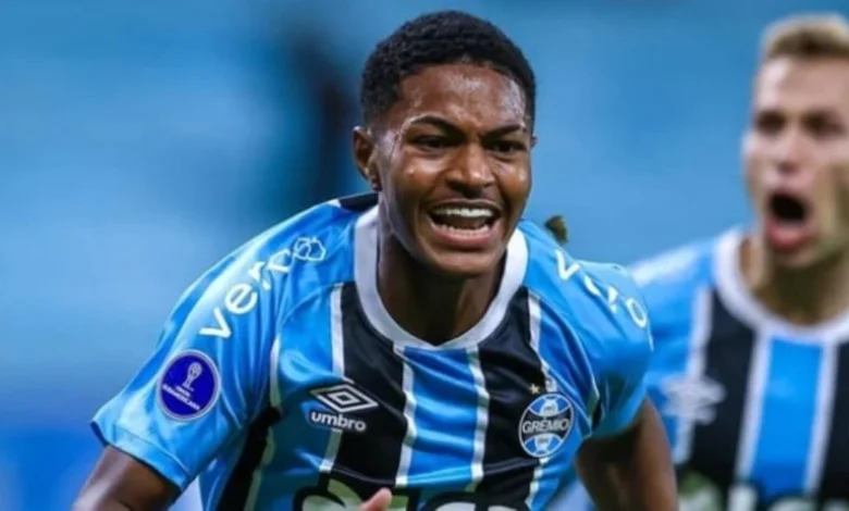 Como é o contrato do meia Riquelme, que virou titular com Mano no Grêmio Riquelme virou xodó no Grêmio