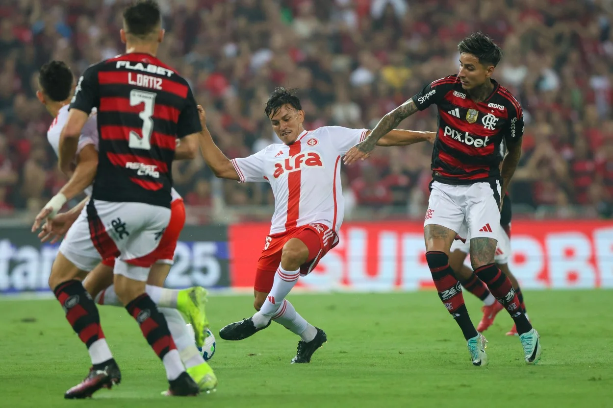 Bernabei, jogador do Inter contra o Flamengo
