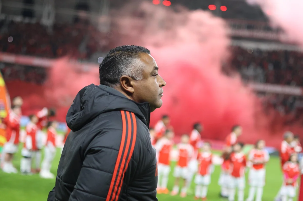 Roger Machado em momento delicado no Inter