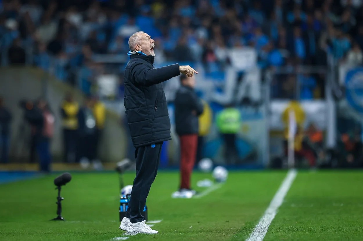 Celso Rigo indica que não manteria Mano Menezes no Grêmio: "Trazer um bom treinador" Grêmio foi derrotado em casa