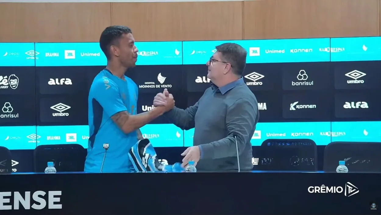 Dirigente do grêmio Rossato apresentando Marcos Rocha como reforço