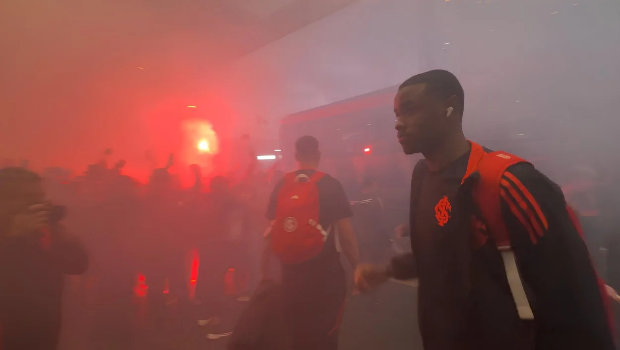 Ricardo Mathias desembarca no Rio de Janeiro com apoio do torcedor do Inter e com mini Ruas de Fogo.
