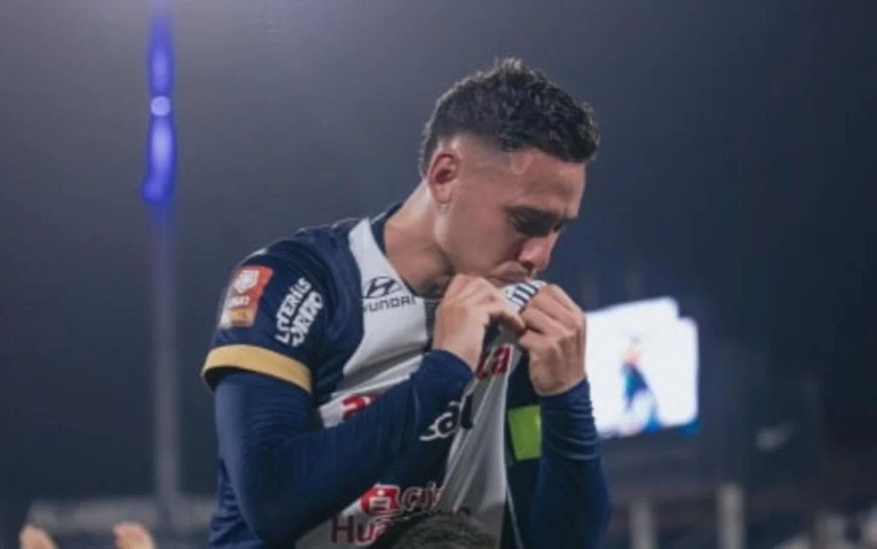 Volante do Alianza Lima ganha homenagem de Barcos e chora antes de vir para o Grêmio Erick Noriega perto do Grêmio