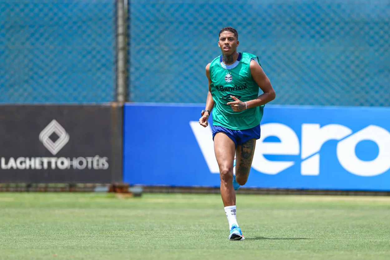 Últimas do Grêmio: Jean Pyerre se compara com ex-meias do clube e volante volta ao elenco Jean Pyerre pelo Grêmio