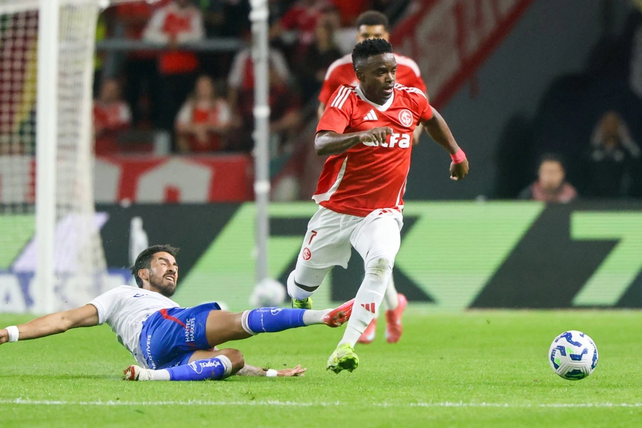 Carbonero minimiza discussão em campo e mira evolução com o Inter: "Somos ganhadores" Carbonero pelo Inter