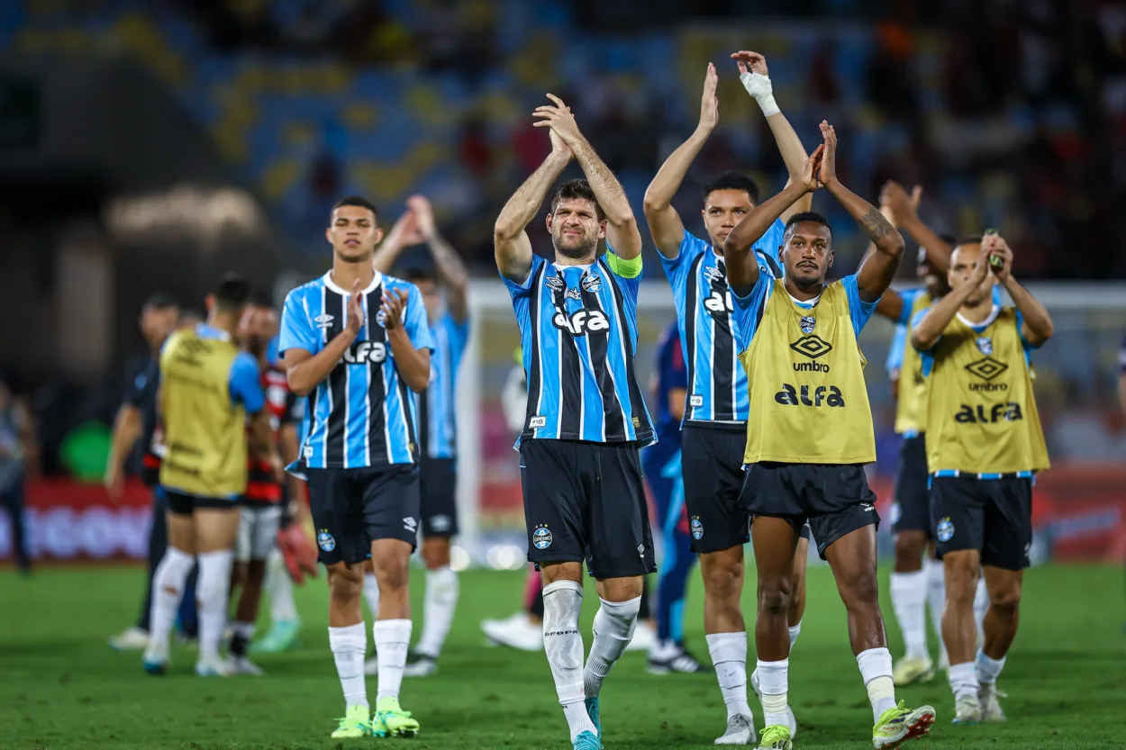 Grêmio pode ter time titular com oito jogadores já convocados por suas seleções RS - FUTEBOL/CAMPEONATO BRASILEIRO 2025/GREMIO X FLAMENGO - ESPORTES - Lance da partida entre Gremio e Flamento disputada na tarde deste domingo, no Estadio Maracana, no Rio de Janeiro, em partida valida pela Campeonato Brasileiro 2025. FOTO: LUCAS UEBEL/GREMIO FBPA