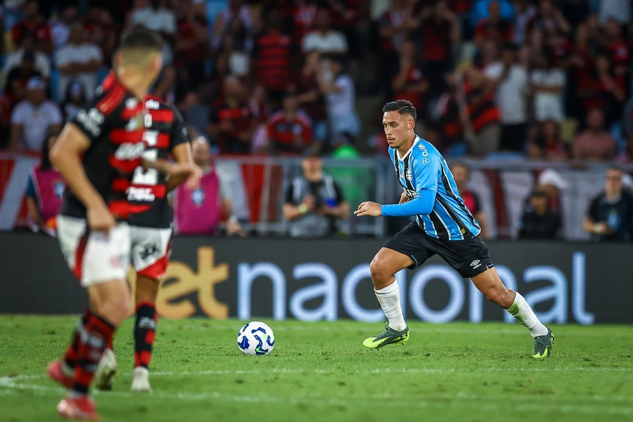 Barcos aproveita post do Grêmio para comemorar estreia de Noriega: "Seguir assim" Erick Noriega na estreia pelo Grêmio